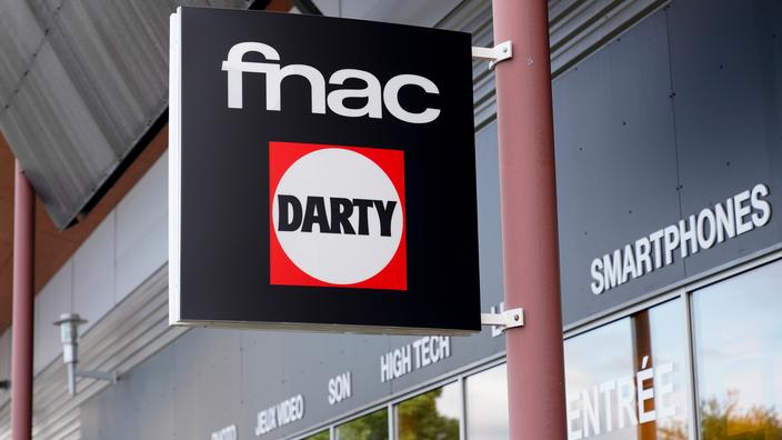 Arcachon , Aquitaine / France - 10 08 2019 : Darty Fnac Logo on
