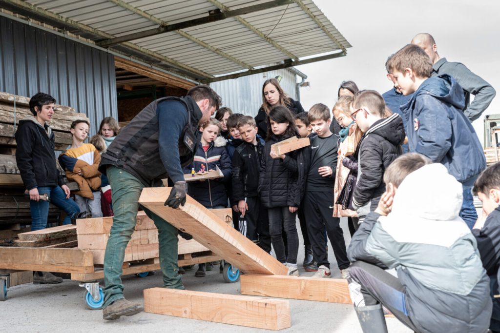 Atelier pédagogique chez le scieur